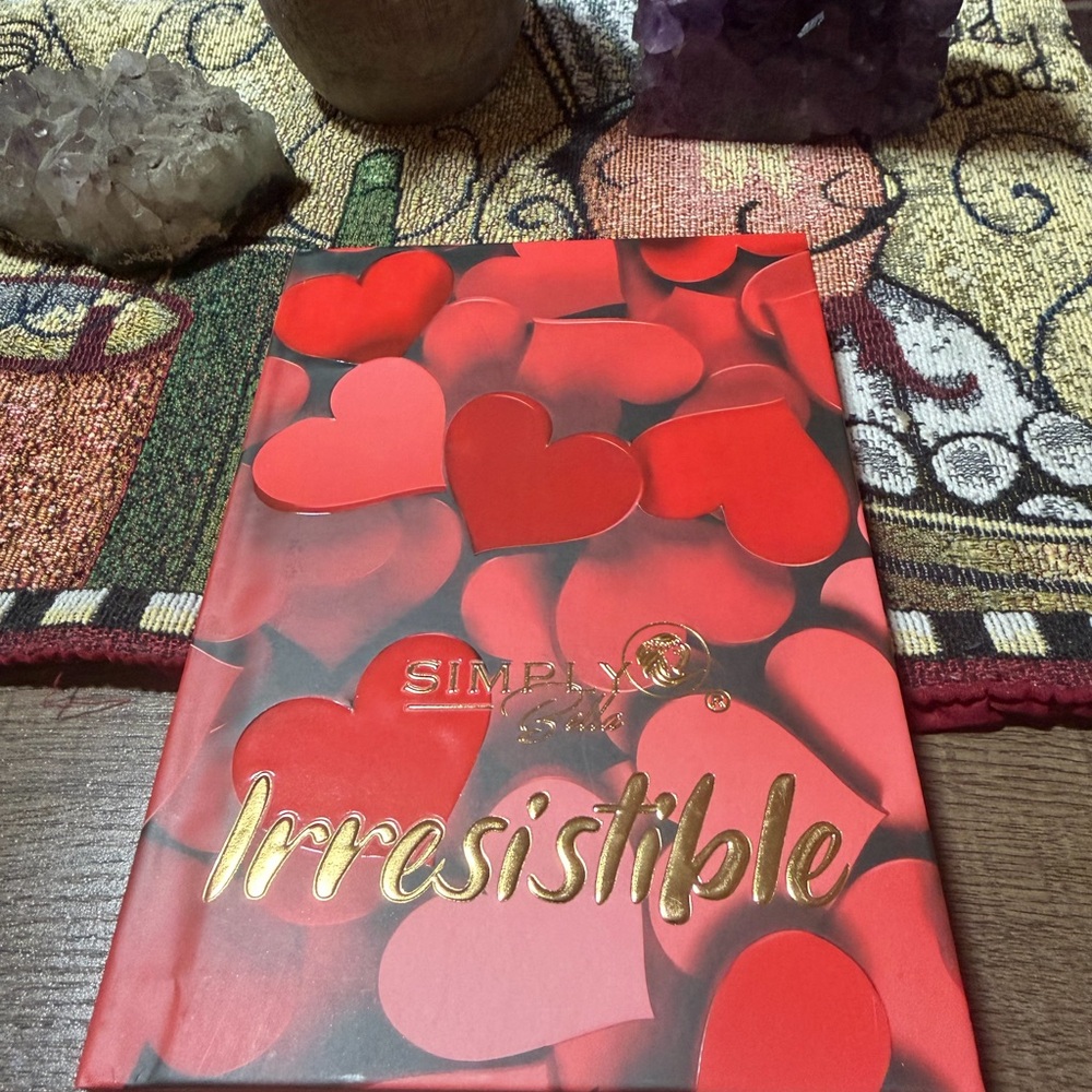 Simply Belle Irresistible Red Eyeshadow Palette